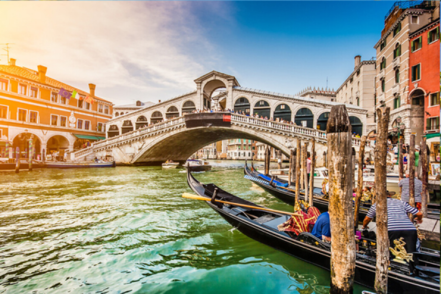 Venecija – pogled na kanale i gondole